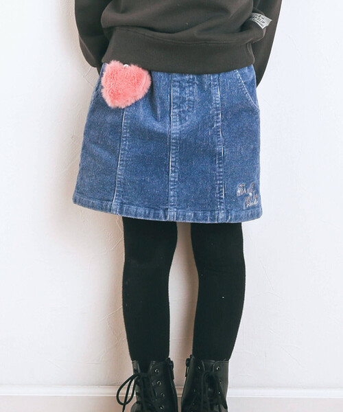 SLAP SLIP（スラップスリップ）の「【お揃い】ハートチャーム付きデニムコールテン台形スカート(90~130cm)（デニムスカート・キッズ・ネイビー/ブルー・110cm/100cm/130cm/120cm/90cm）」の4枚目の写真