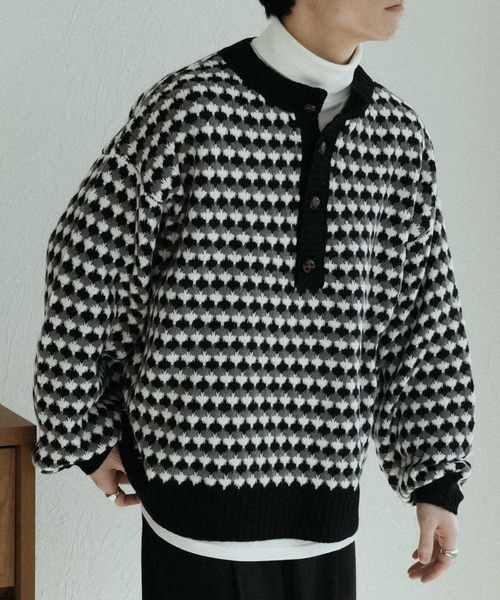 epnok(エプノック)の「キーネック総柄ニット(ニット/セーター・メンズ・ブラック/ネイビー/ブルー・MEDIUM/SMALL/LARGE)」の2枚目の写真