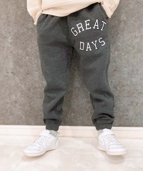 THE CASUAL(カジュアル)の「【ユニセックス】裏起毛 アメカジプリント スウェットパンツ(スウェットパンツ・キッズ・ブラウン系/ネイビー/グレー系2/チャコール/ブラック/ベージュ系/グレー系3/ネイビー系/オートミール/グリーン/グレー系5/杢グレー/グレー系/ブラウン系1/グレー系1/グレイッシュベージュ/ブラック系/グレー系4・150cm/160cm/140cm/130cm/110cm/120cm)」の9枚目の写真