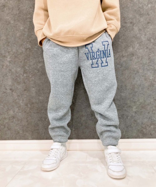 THE CASUAL(カジュアル)の「【ユニセックス】裏起毛 アメカジプリント スウェットパンツ(スウェットパンツ・キッズ・ブラウン系/ネイビー/グレー系2/チャコール/ブラック/ベージュ系/グレー系3/ネイビー系/オートミール/グリーン/グレー系5/杢グレー/グレー系/ブラウン系1/グレー系1/グレイッシュベージュ/ブラック系/グレー系4・150cm/160cm/140cm/130cm/110cm/120cm)」の4枚目の写真