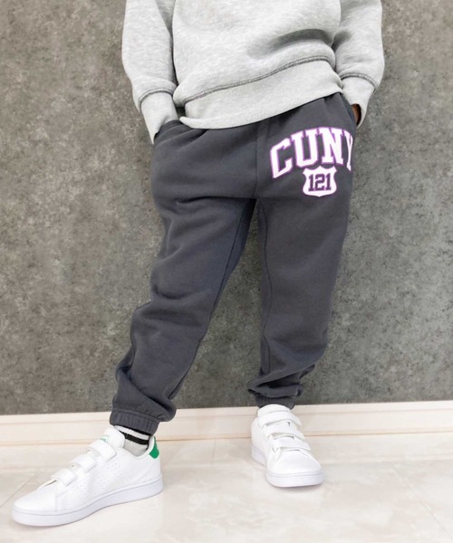 THE CASUAL(カジュアル)の「【ユニセックス】裏起毛 アメカジプリント スウェットパンツ(スウェットパンツ・キッズ・ブラウン系/ネイビー/グレー系2/チャコール/ブラック/ベージュ系/グレー系3/ネイビー系/オートミール/グリーン/グレー系5/杢グレー/グレー系/ブラウン系1/グレー系1/グレイッシュベージュ/ブラック系/グレー系4・150cm/160cm/140cm/130cm/110cm/120cm)」の5枚目の写真