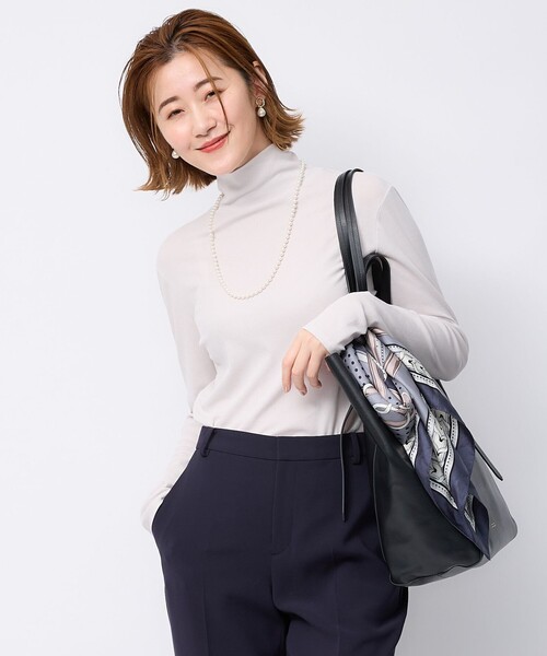 23区(ニジュウサンク)の「【洗える】レイヤードタートル カットソー(Tシャツ/カットソー・レディース・ホワイト系/ベージュ系/ブラック系・44/48/46)」の1枚目の写真