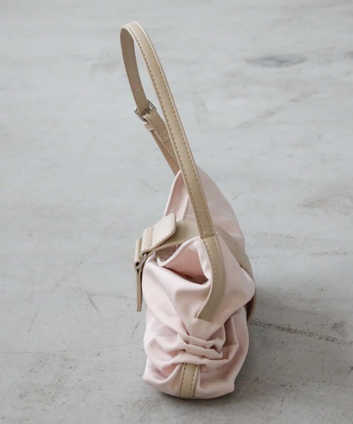 archives（アルシーヴ）の「リボンタックバッグ（ボディバッグ/ウエストポーチ・レディース・ブラック/アイボリー・FREE）」の4枚目の写真