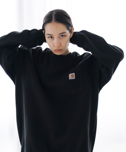 Carhartt(カーハート)の「carhartt / カーハート Loose Fit Midweight Crewneck Pocket Sweatshirt ポケット付き 裏起毛 スウェット トレーナー(スウェット・メンズ・チャコールグレー/ブラック/ネイビー・SMALL/MEDIUM/LARGE/X-LARGE/XX-LARGE)」の2枚目の写真
