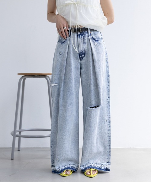 RAGEBLUE（レイジブルー）の「2size展開/ケミカル加工フラワー刺繍/ダメージタックDABOワイドデニム（デニムパンツ・レディース・ライトブルー/サックスブルー/ケミカルウォッシュ/ライトブラウン/ブルー系その他・SMALL/MEDIUM）」の4枚目の写真