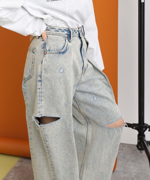 RAGEBLUE（レイジブルー）の「2size展開/ケミカル加工フラワー刺繍/ダメージタックDABOワイドデニム（デニムパンツ・レディース・ライトブルー/サックスブルー/ケミカルウォッシュ/ライトブラウン/ブルー系その他・SMALL/MEDIUM）」の18枚目の写真