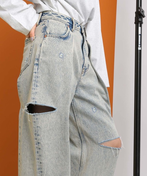 RAGEBLUE（レイジブルー）の「2size展開/ケミカル加工フラワー刺繍/ダメージタックDABOワイドデニム（デニムパンツ・レディース・ライトブルー/サックスブルー/ケミカルウォッシュ/ライトブラウン/ブルー系その他・SMALL/MEDIUM）」の19枚目の写真