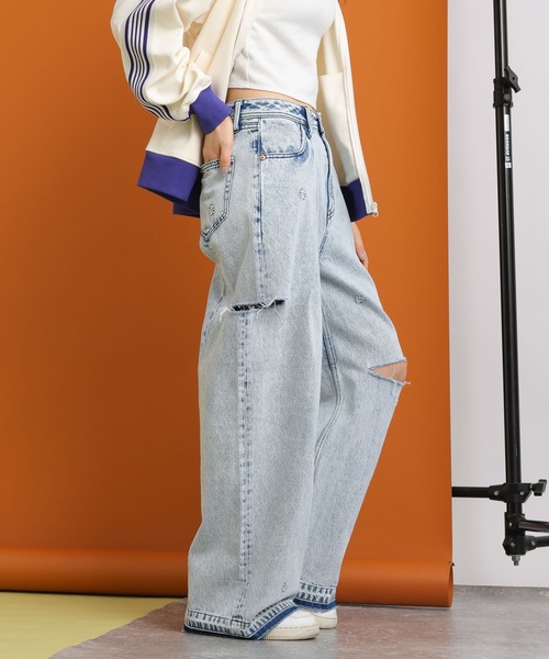 RAGEBLUE（レイジブルー）の「2size展開/ケミカル加工フラワー刺繍/ダメージタックDABOワイドデニム（デニムパンツ・レディース・ライトブルー/サックスブルー/ケミカルウォッシュ/ライトブラウン/ブルー系その他・SMALL/MEDIUM）」の16枚目の写真