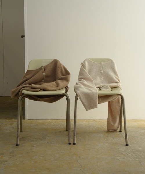 Amiur（エミレ）の「crew neck nuance cardigan / クルーネックニュアンスカーディガン（カーディガン/ボレロ・レディース・オートミール/モカ・FREE）」の8枚目の写真