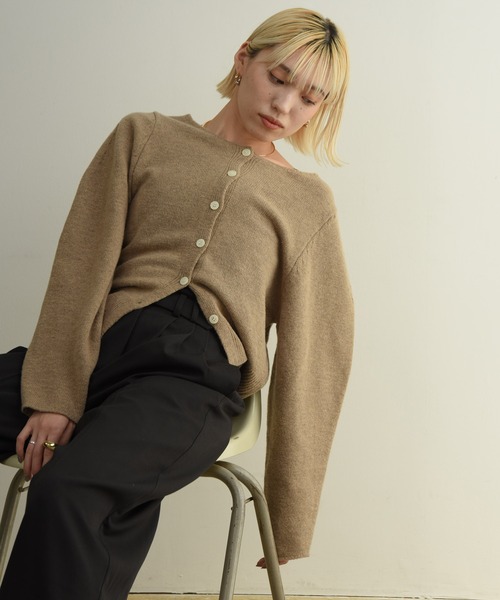 Amiur（エミレ）の「crew neck nuance cardigan / クルーネックニュアンスカーディガン（カーディガン/ボレロ・レディース・オートミール/モカ・FREE）」の11枚目の写真
