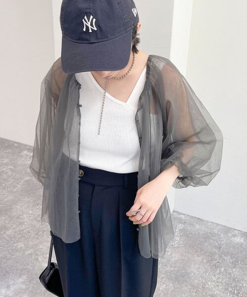 fredy emue（フレディエミュ）の「チュール2WAYボリュームブラウス（シャツ/ブラウス・レディース・チャコールグレー/アイボリー・38）」の2枚目の写真