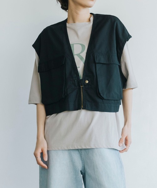 refinedworks(リファインドワークス)の「【refinedworks】コットン100%の生地を使用したミニマルなカーゴショートベスト(ベスト・レディース・ネイビー/ブラック/サックスブルー・FREE)」の2枚目の写真