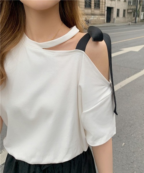 GLAMOROUS JANE(グラマラスジェーン)の「ショルダーリボンワンショルトップス(Tシャツ/カットソー・レディース・ブラック/ホワイト・FREE)」の1枚目の写真