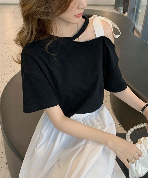 GLAMOROUS JANE(グラマラスジェーン)の「ショルダーリボンワンショルトップス(Tシャツ/カットソー・レディース・ブラック/ホワイト・FREE)」の2枚目の写真
