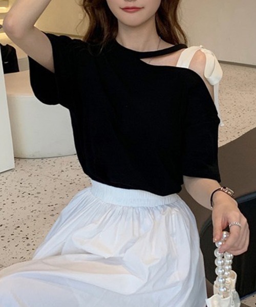 GLAMOROUS JANE(グラマラスジェーン)の「ショルダーリボンワンショルトップス(Tシャツ/カットソー・レディース・ブラック/ホワイト・FREE)」の5枚目の写真