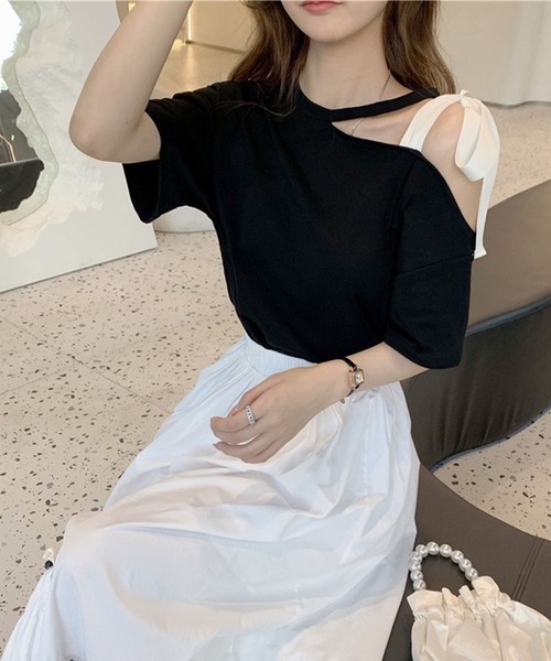 GLAMOROUS JANE(グラマラスジェーン)の「ショルダーリボンワンショルトップス(Tシャツ/カットソー・レディース・ブラック/ホワイト・FREE)」の4枚目の写真