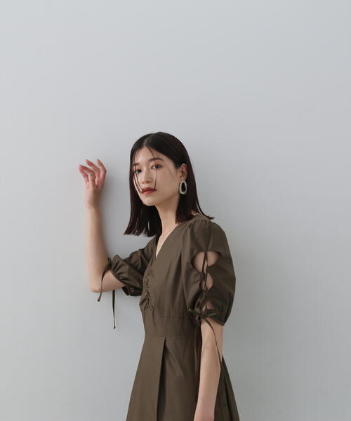 N.（N. Natural Beauty Basic）（エヌエヌナチュラルビューティーベーシック）の「◆レースアップスリーブワンピース（ワンピース・レディース・ダークブラウン/ブラック/ブルー・MEDIUM）」の17枚目の写真