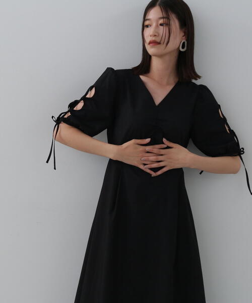 N.（N. Natural Beauty Basic）（エヌエヌナチュラルビューティーベーシック）の「◆レースアップスリーブワンピース（ワンピース・レディース・ダークブラウン/ブラック/ブルー・MEDIUM）」の2枚目の写真