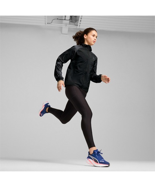 PUMA（プーマ）の「PUMA プーマ ウィメンズ ランニング RF AOP ウーブンジャケット（ブルゾン・レディース・ブラック/プラム・SMALL/X-LARGE/LARGE/MEDIUM/X-SMALL/XX-LARGE）」の3枚目の写真