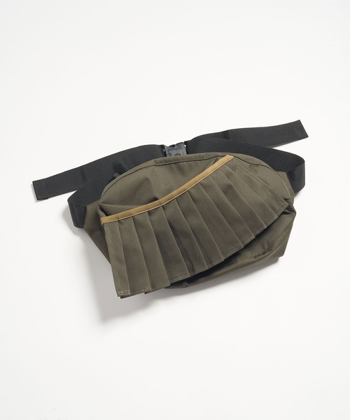 gomme（ゴム）の「プリーツタックボディバッグ（ボディバッグ/ウエストポーチ・レディース・ブラック/カーキ・FREE）」の4枚目の写真