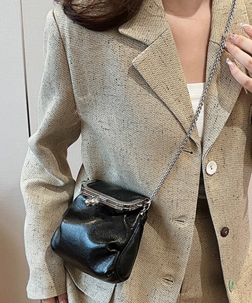 mebole(メボレ)の「がま口 チェーンミニショルダーバッグ(ショルダーバッグ・レディース・ゴールド/シルバー/ブラック・FREE)」の2枚目の写真