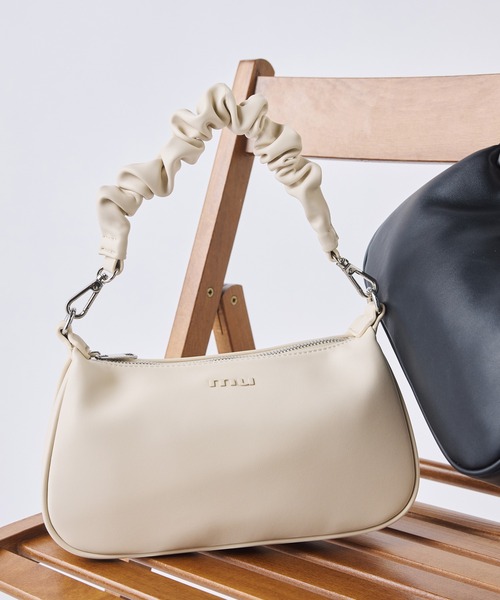 MURUA（ムルーア）の「MURUA(ムルーア) 2WAYミニショルダーバッグ MR-B1334 ギャザーチャーム（ショルダーバッグ・レディース・ブラック/ブルー/ベージュ・FREE）」の3枚目の写真