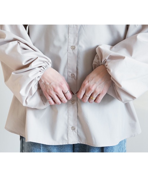 reca(レカ)の「ボリューム袖マオカラーブロードシャツ(シャツ/ブラウス・レディース・オフホワイト/グレイッシュベージュ/ブラック/サックスブルー・M)」の6枚目の写真