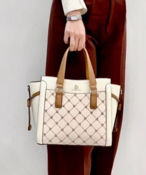 & chouette(アンドシュエット)の「モノグラム バイカラーハンドバッグ(ハンドバッグ・レディース・オフホワイト/ダークブラウン・FREE)」の2枚目の写真