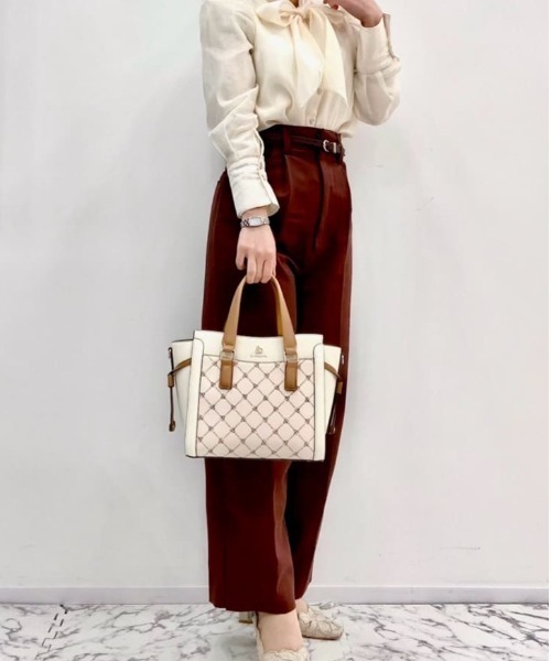 & chouette(アンドシュエット)の「モノグラム バイカラーハンドバッグ(ハンドバッグ・レディース・オフホワイト/ダークブラウン・FREE)」の16枚目の写真