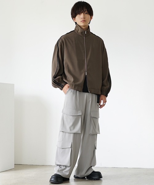 MinoriTY（マイノリティ）の「【MinoriTY】 さら艶スラックス生地マルチポケットワイドユーティリティカーゴパンツ メンズ スラックス（カーゴパンツ・メンズ・アイボリー/ダークグリーン・S/M/L）」の13枚目の写真