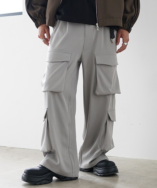 MinoriTY（マイノリティ）の「【MinoriTY】 さら艶スラックス生地マルチポケットワイドユーティリティカーゴパンツ メンズ スラックス（カーゴパンツ・メンズ・アイボリー/ダークグリーン・S/M/L）」の8枚目の写真
