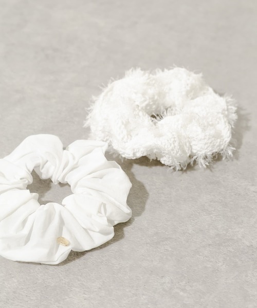 SMELLY(スメリー)の「フリンジ2セットシュシュ(ヘアゴム・レディース・ホワイト・-)」の1枚目の写真