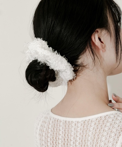 SMELLY(スメリー)の「フリンジ2セットシュシュ(ヘアゴム・レディース・ホワイト・-)」の3枚目の写真