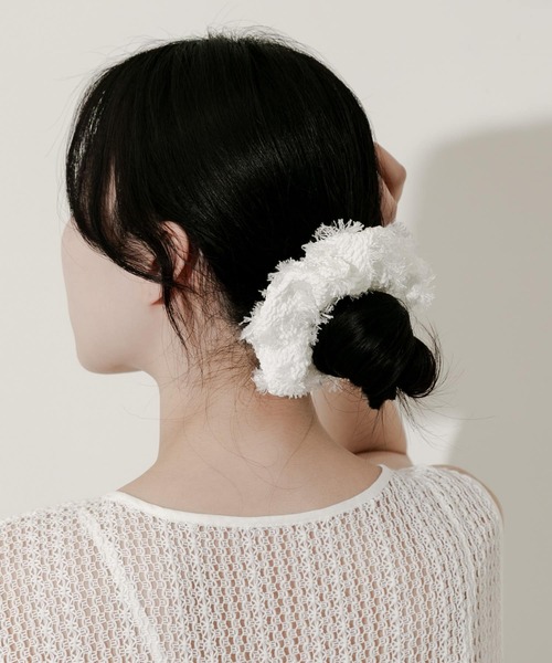 SMELLY(スメリー)の「フリンジ2セットシュシュ(ヘアゴム・レディース・ホワイト・-)」の4枚目の写真