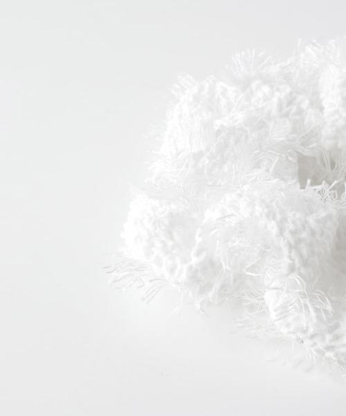 SMELLY(スメリー)の「フリンジ2セットシュシュ(ヘアゴム・レディース・ホワイト・-)」の8枚目の写真