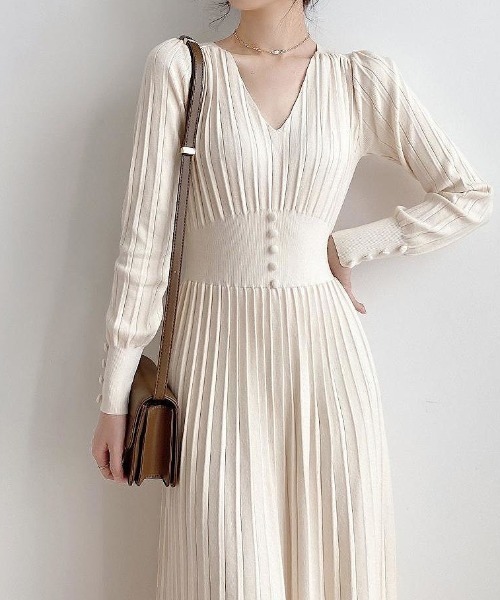 Forcement(フォースメント)の「Vネックプリーツライトニットワンピース(ワンピース・レディース・ブラック/ホワイト・ONESIZE)」の1枚目の写真
