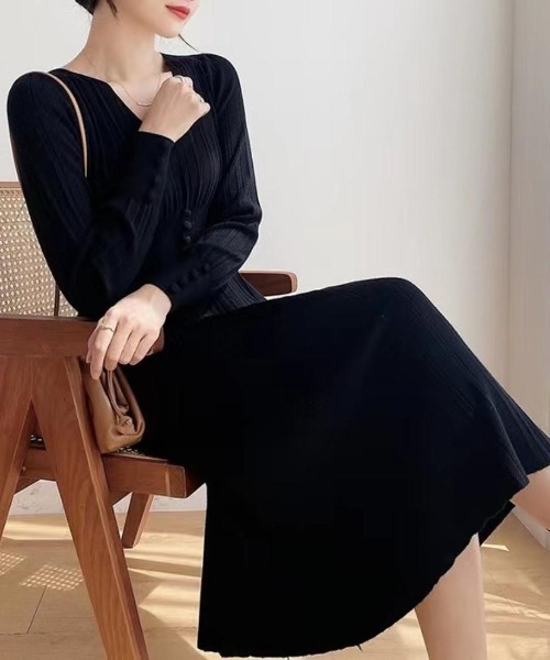 Forcement(フォースメント)の「Vネックプリーツライトニットワンピース(ワンピース・レディース・ブラック/ホワイト・ONESIZE)」の2枚目の写真