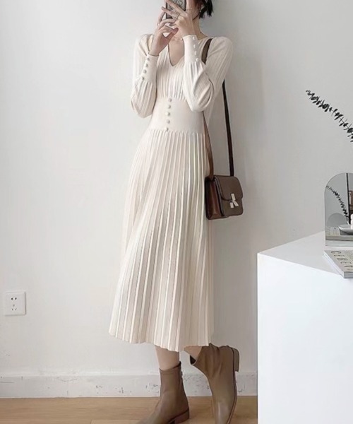 Forcement(フォースメント)の「Vネックプリーツライトニットワンピース(ワンピース・レディース・ブラック/ホワイト・ONESIZE)」の3枚目の写真
