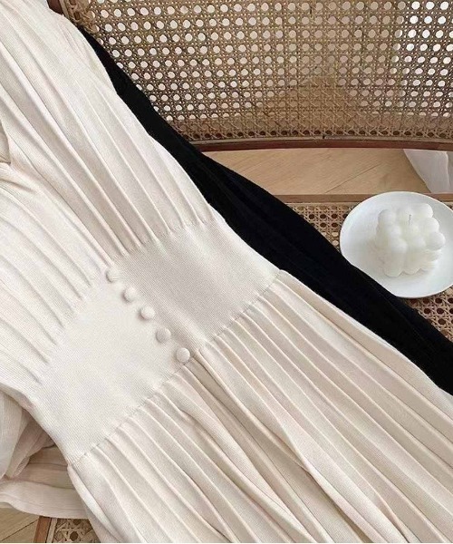 Forcement(フォースメント)の「Vネックプリーツライトニットワンピース(ワンピース・レディース・ブラック/ホワイト・ONESIZE)」の15枚目の写真