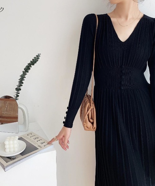 Forcement(フォースメント)の「Vネックプリーツライトニットワンピース(ワンピース・レディース・ブラック/ホワイト・ONESIZE)」の9枚目の写真