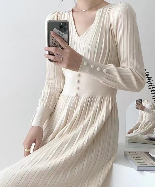 Forcement(フォースメント)の「Vネックプリーツライトニットワンピース(ワンピース・レディース・ブラック/ホワイト・ONESIZE)」の5枚目の写真
