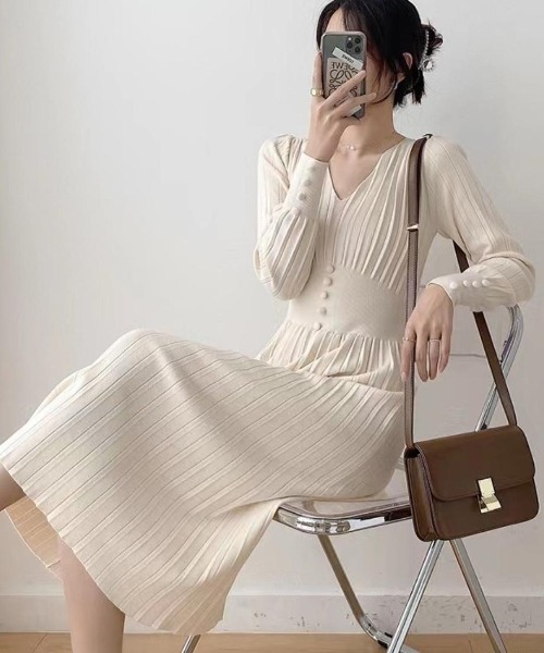 Forcement(フォースメント)の「Vネックプリーツライトニットワンピース(ワンピース・レディース・ブラック/ホワイト・ONESIZE)」の6枚目の写真