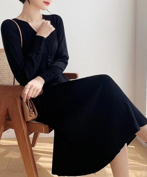 Forcement(フォースメント)の「Vネックプリーツライトニットワンピース(ワンピース・レディース・ブラック/ホワイト・ONESIZE)」の10枚目の写真