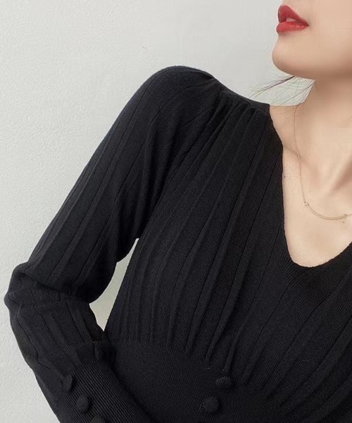 Forcement(フォースメント)の「Vネックプリーツライトニットワンピース(ワンピース・レディース・ブラック/ホワイト・ONESIZE)」の11枚目の写真