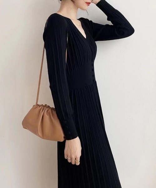 Forcement(フォースメント)の「Vネックプリーツライトニットワンピース(ワンピース・レディース・ブラック/ホワイト・ONESIZE)」の12枚目の写真