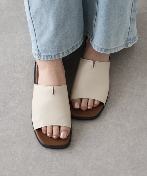 BLUEEAST（ブルーイースト）の「センタースリットスライドサンダル（サンダル・レディース・ブラック/ホワイト・MEDIUM/LARGE）」の3枚目の写真