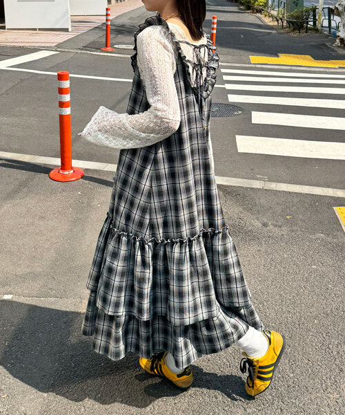 CIAOPANIC（チャオパニック）の「フリルネックティアードワンピース（ワンピース・レディース・ブラック/サックスブルー/ブロンズ/ホワイト/イエロー・0/1）」の3枚目の写真