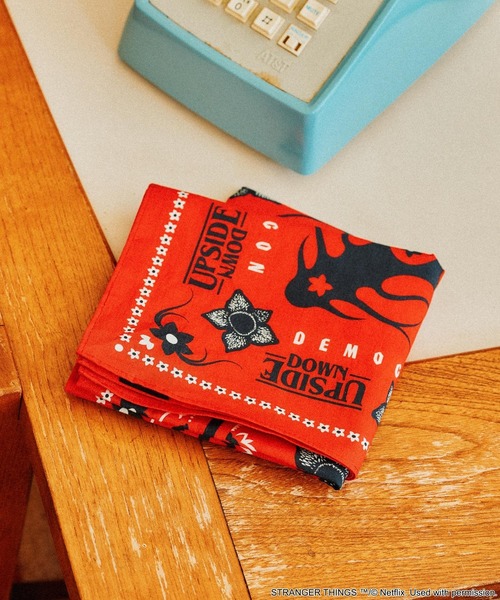 niko and...(ニコアンド)の「【STRANGER THINGS】コラボ 総柄バンダナ(その他小物・メンズ・ネイビー/ホワイト/レッド/オレンジ・FREE)」の3枚目の写真