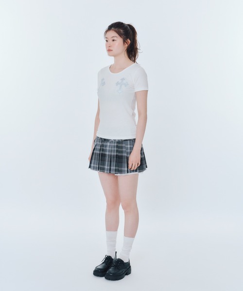 FCMM（エフシーエムエム）の「【日本限定】CROSS PATCH TEE / クロスパッチTEE（Tシャツ/カットソー・レディース・ブラック/ライトブルー/オフホワイト/チャコールグレー・MEDIUM/SMALL）」の5枚目の写真