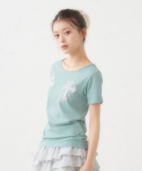 FCMM（エフシーエムエム）の「【日本限定】CROSS PATCH TEE / クロスパッチTEE（Tシャツ/カットソー・レディース・ブラック/ライトブルー/オフホワイト/チャコールグレー・MEDIUM/SMALL）」の16枚目の写真